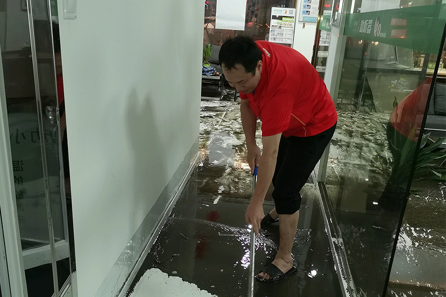 暴雨來襲，聽覺有道驗配師連夜搶救公司財產